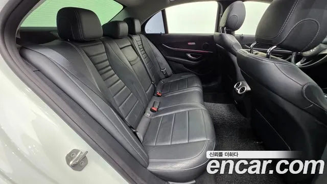 Mercedes-Benz E-Class 2017 — фото 19