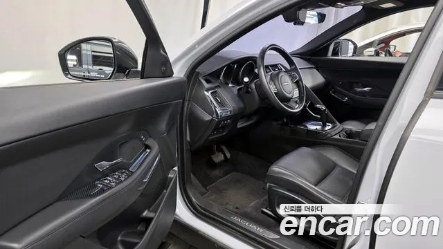 Jaguar E-PACE 2018 — фото 10