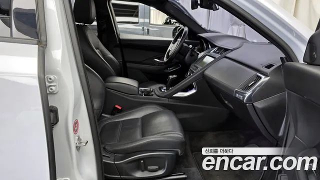 Jaguar E-PACE 2018 — фото 11