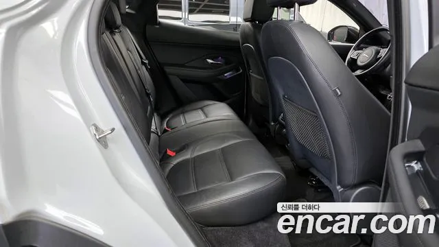 Jaguar E-PACE 2018 — фото 12