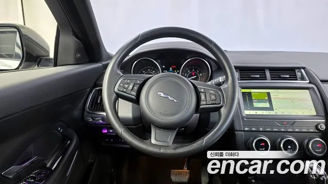 Jaguar E-PACE 2018 — фото 13
