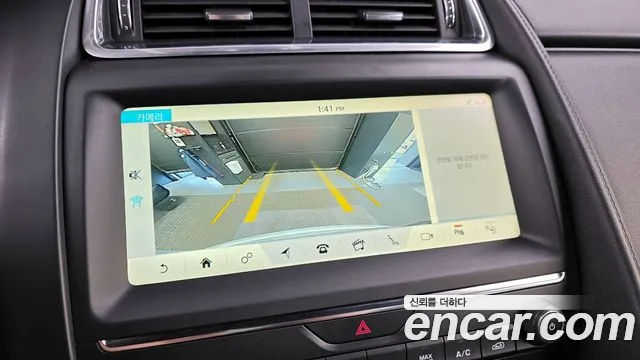 Jaguar E-PACE 2018 — фото 15