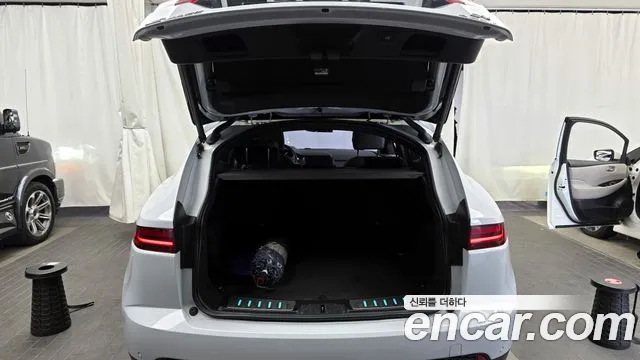 Jaguar E-PACE 2018 — фото 20