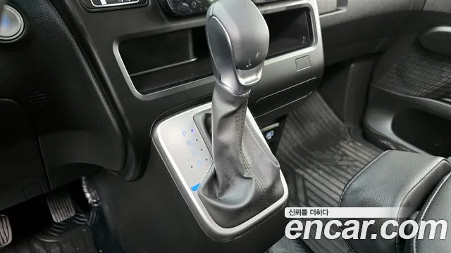 Hyundai Staria 2025 — фото 9