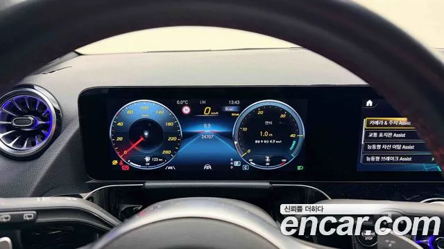 Mercedes-Benz GLA-Class 2023 — фото 14