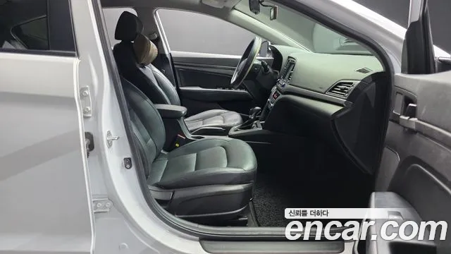 Hyundai AVANTE 2017 — фото 10