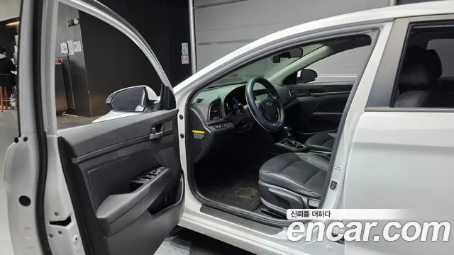Hyundai AVANTE 2017 — фото 11