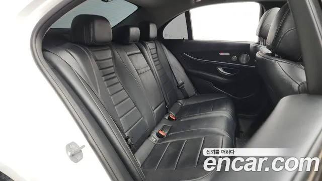 Mercedes-Benz E-Class 2018 — фото 12