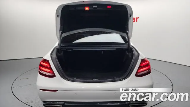 Mercedes-Benz E-Class 2018 — фото 20