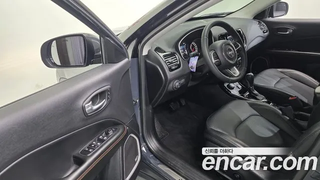 Jeep Compass 2018 — фото 11
