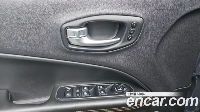 Jeep Compass 2018 — фото 12