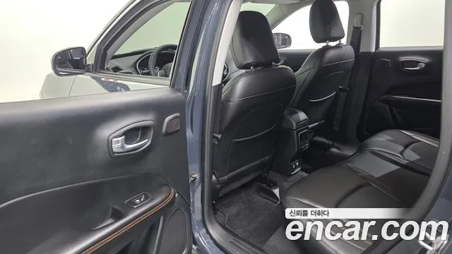 Jeep Compass 2018 — фото 18