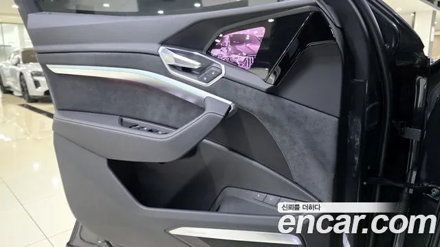 Audi e-tron 2022 — фото 17