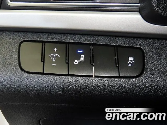 Hyundai AVANTE 2018 — фото 14