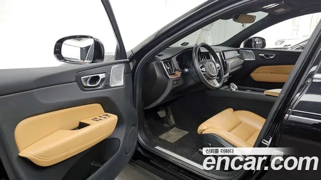 Volvo XC60 2022 — фото 10