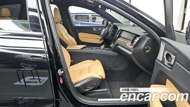 Volvo XC60 2022 — фото 11