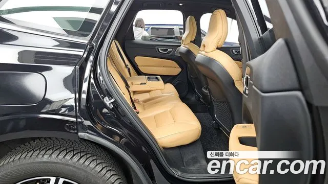 Volvo XC60 2022 — фото 12