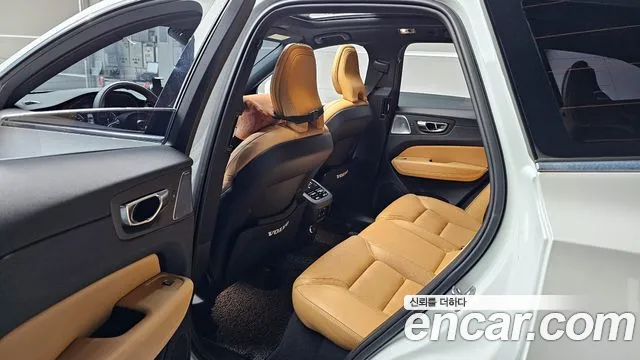 Volvo XC60 2020 — фото 11