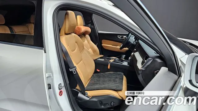 Volvo XC60 2020 — фото 12