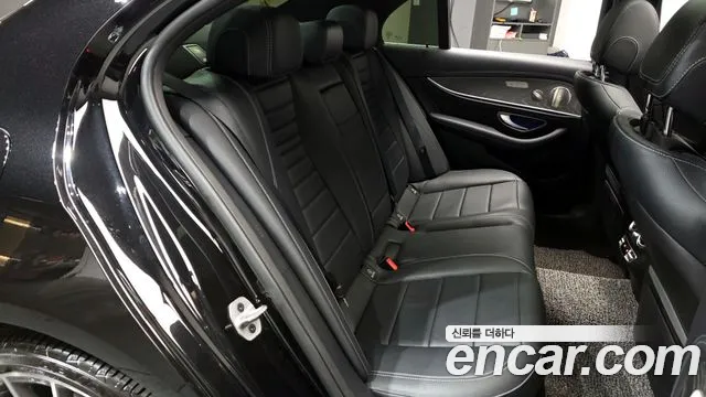 Mercedes-Benz E-Class 2022 — фото 11
