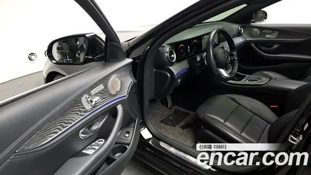 Mercedes-Benz E-Class 2022 — фото 12