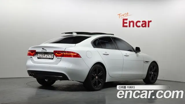 Jaguar XE 2019 — фото 2