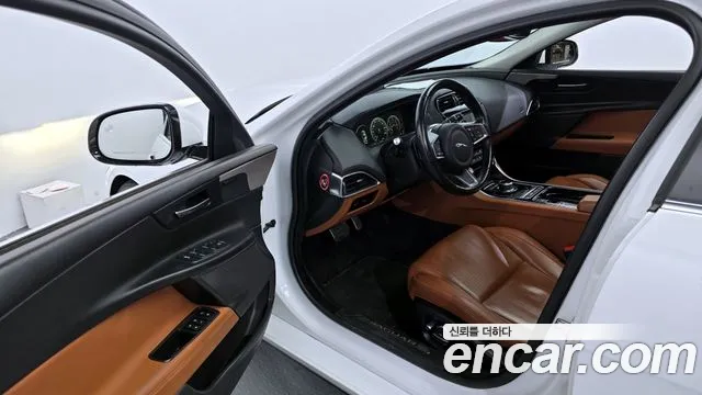 Jaguar XE 2019 — фото 10
