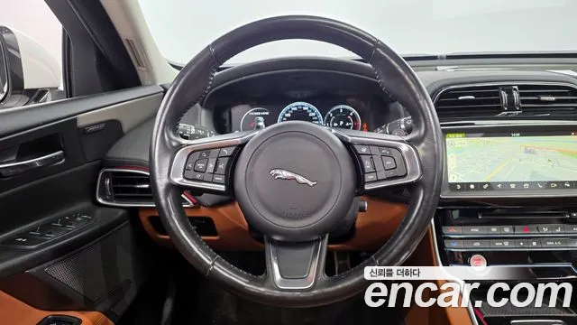 Jaguar XE 2019 — фото 13