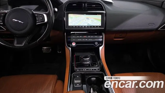 Jaguar XE 2019 — фото 19