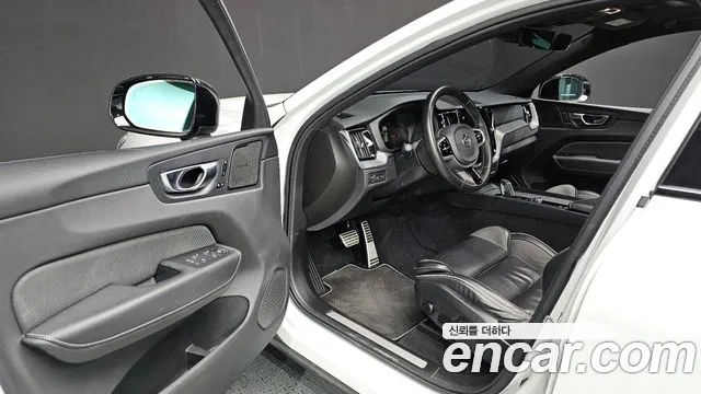 Volvo XC60 2021 — фото 10