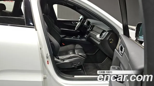 Volvo XC60 2021 — фото 11