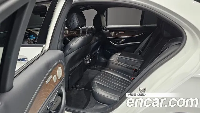 Mercedes-Benz E-Class 2022 — фото 11