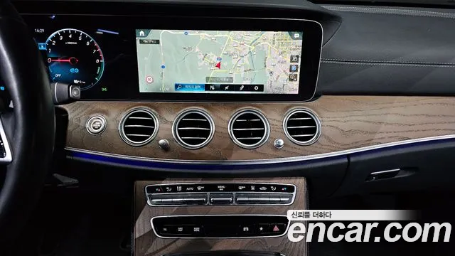 Mercedes-Benz E-Class 2022 — фото 14