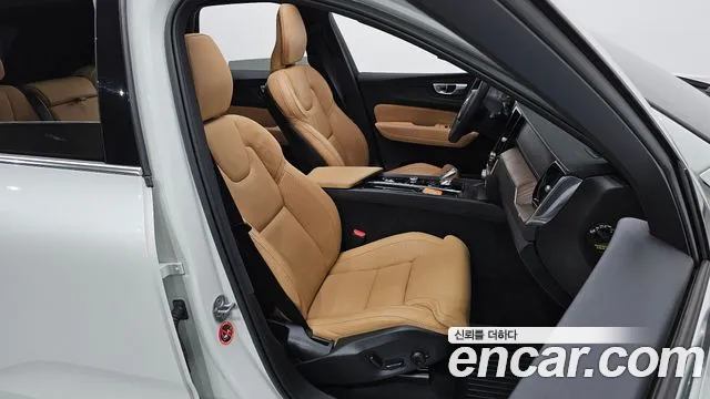 Volvo XC60 2022 — фото 10