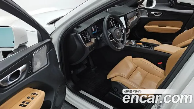 Volvo XC60 2022 — фото 11