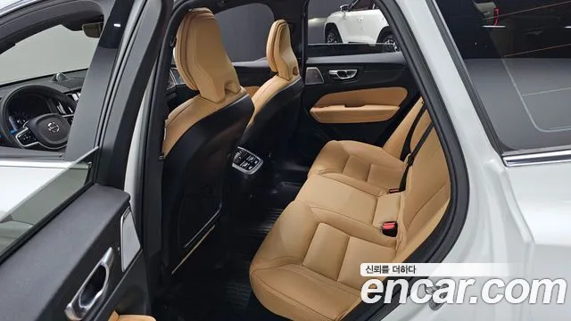Volvo XC60 2022 — фото 12