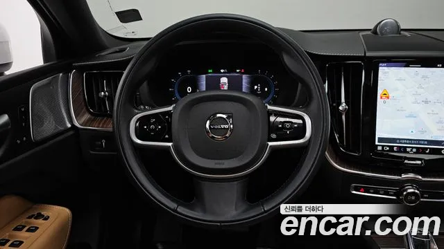 Volvo XC60 2022 — фото 13