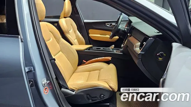 Volvo XC60 2023 — фото 10