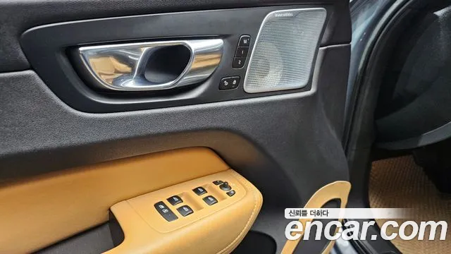 Volvo XC60 2023 — фото 16