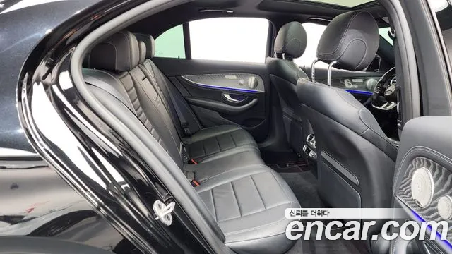 Mercedes-Benz E-Class 2022 — фото 12