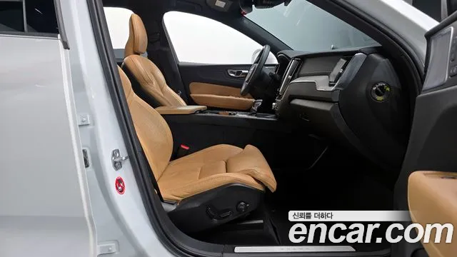 Volvo XC60 2019 — фото 11