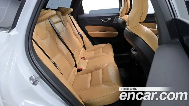 Volvo XC60 2019 — фото 12