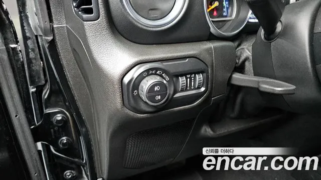 Jeep Wrangler 2019 — фото 18