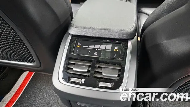 Volvo XC90 2018 — фото 19