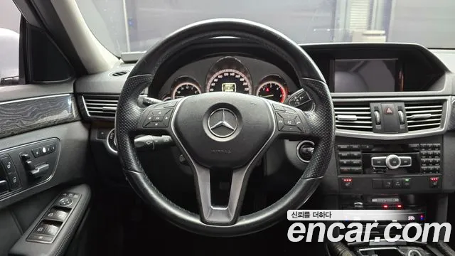 Mercedes-Benz E-Class 2012 — фото 13