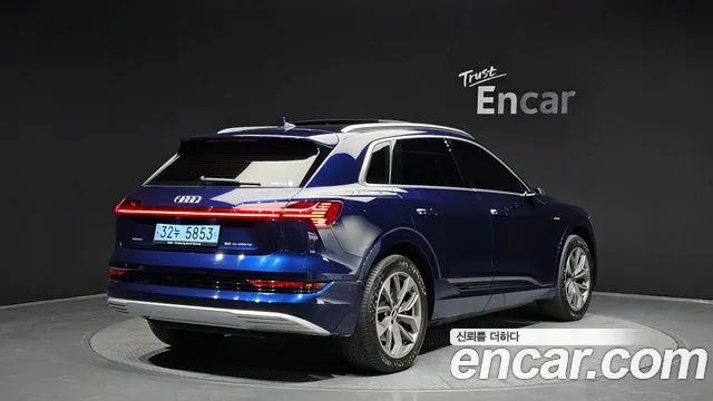 Audi e-tron 2022 — фото 2