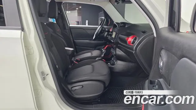 Jeep Renegade 2017 — фото 11
