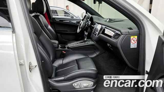 Porsche Macan 2017 — фото 11