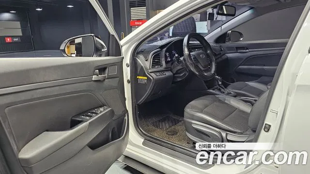 Hyundai AVANTE 2016 — фото 11
