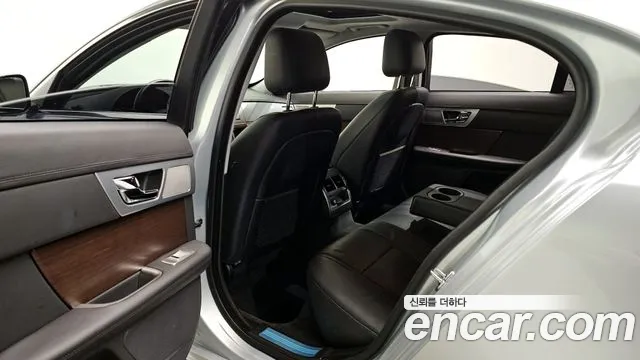 Jaguar XF 2015 — фото 11